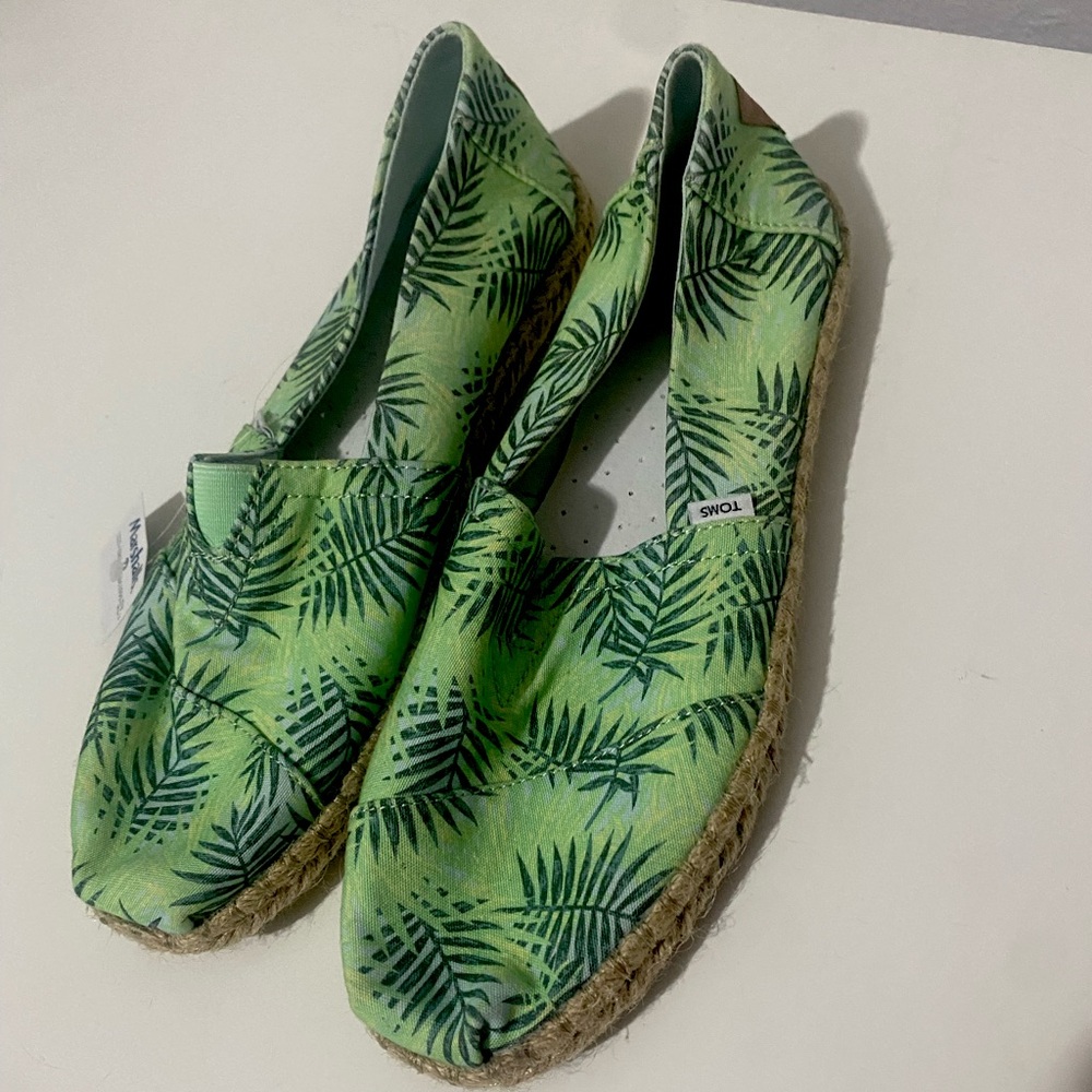 Tom’s flats with palm leaves 🍃 design